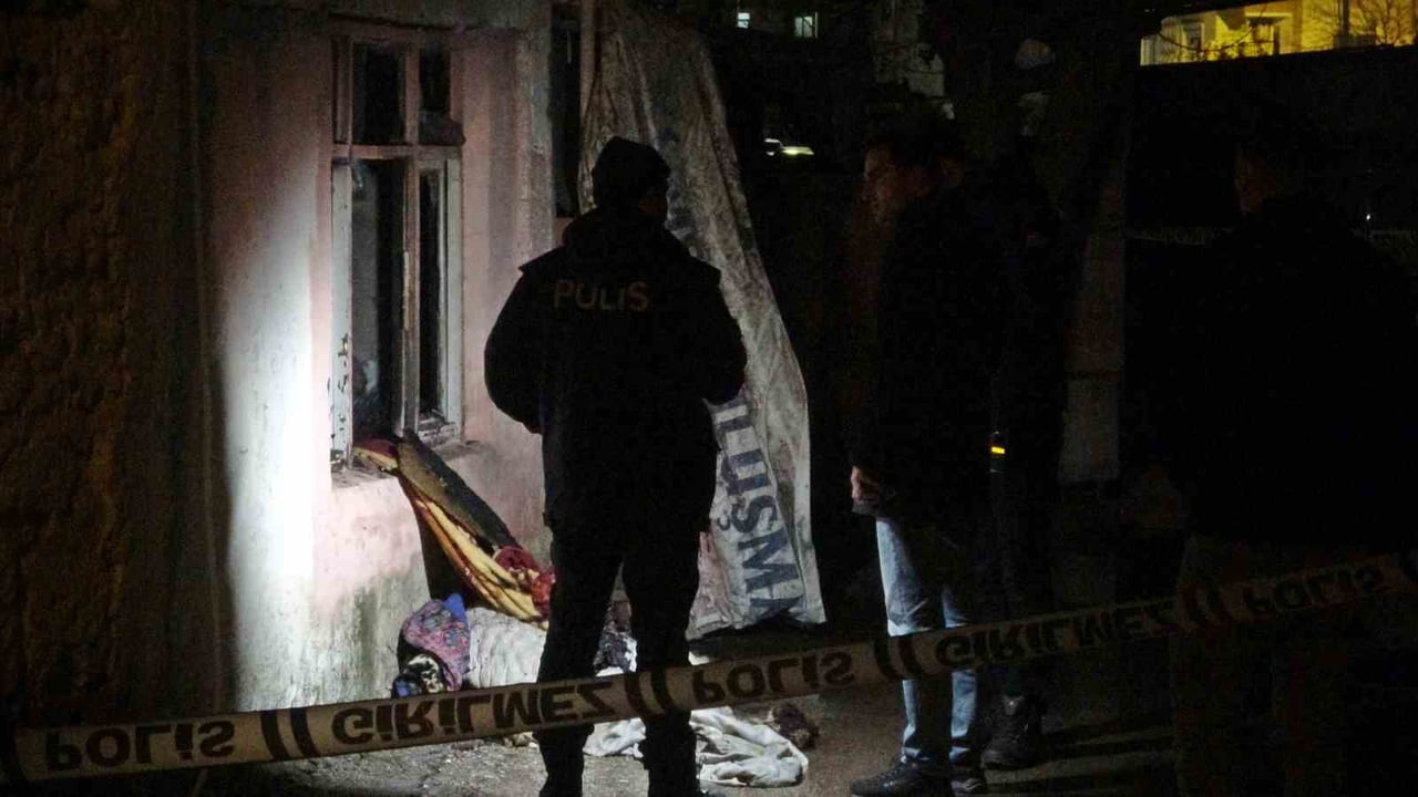 ANTALYA’DA GECEKONDUNUN GİRİŞ KATINDA ÇIKAN YANGINDA 1 KİŞİ HAYATINI KAYBETTİ, ÜST KATTAKİ EV...