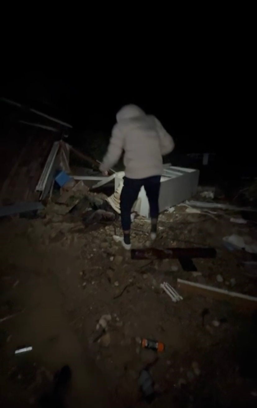 ANTALYA’DA GEÇTİĞİMİZ GÜNLERDE YAŞANAN HORTUM SIRASINDA SAVRULAN KONTEYNERİN İÇİNDE .BULUNAN...