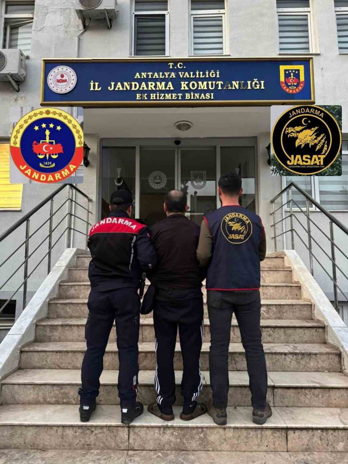 ANTALYA’DA HAKKINDA KESİNLEŞMİŞ 26 YIL 4 AY 10 GÜN HAPİS CEZASI BULUNAN FİRARİ HÜKÜMLÜ, JANDARMA...