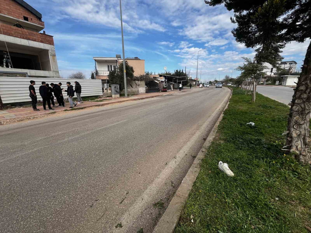 ANTALYA’DA KARNE ALMAK İÇİN OKULA GİDEN İKİ LİSE ÖĞRENCİSİNİN BİNDİĞİ MOTOSİKLET, VİRAJI...