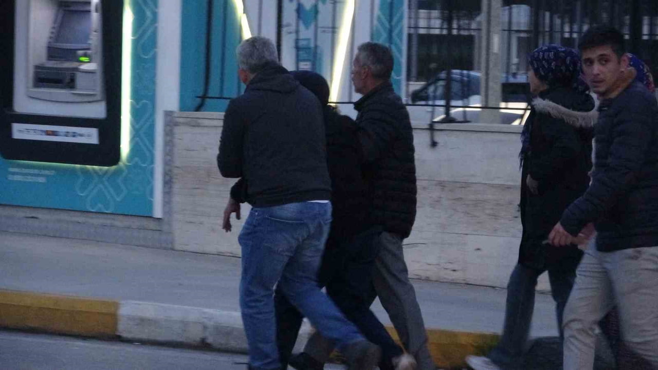 ANTALYA’DA KARNE ALMAK İÇİN OKULA GİTMEYE ÇALIŞAN İKİ LİSE ÖĞRENCİSİNİN MOTOSİKLETİ VİRAJI...