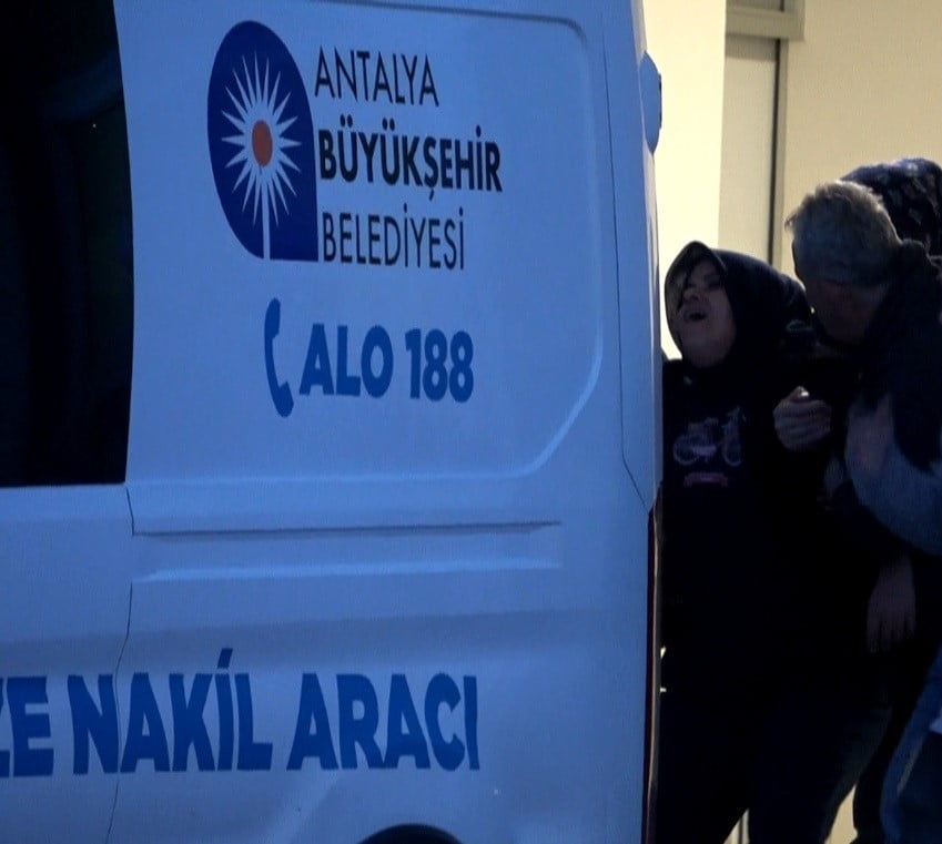 ANTALYA’DA KARNE ALMAK İÇİN OKULA GİTMEYE ÇALIŞAN İKİ LİSE ÖĞRENCİSİNİN MOTOSİKLETİ VİRAJI...