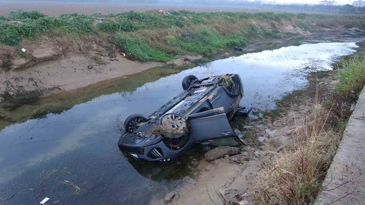 ANTALYA’DA KAYGANLAŞAN YOLDA DİREKSİYON HAKİMİYETİNİ KAYBEDEN SÜRÜCÜNÜN KULLANDIĞI ARAÇ KANALA...