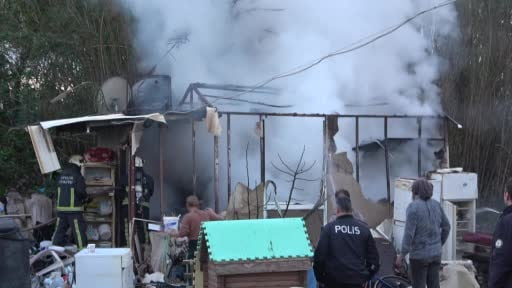 Antalya’da konteyner ev alevlere teslim oldu: 2 kedi telef oldu
