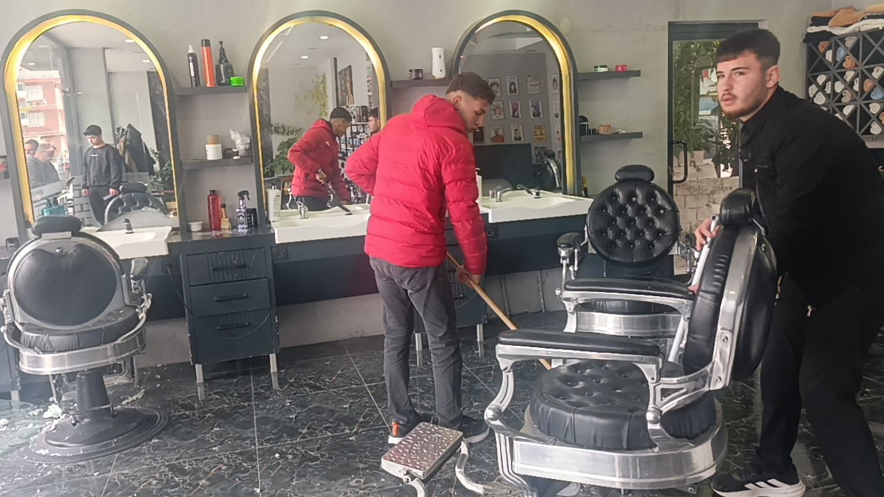 ANTALYA’DA KONTROLDEN ÇIKAN BİR OTOMOBİL, CADDE ÜZERİNDEKİ ERKEK KUAFÖRÜNÜN VİTRİNİNE DALDI. BÜYÜK...