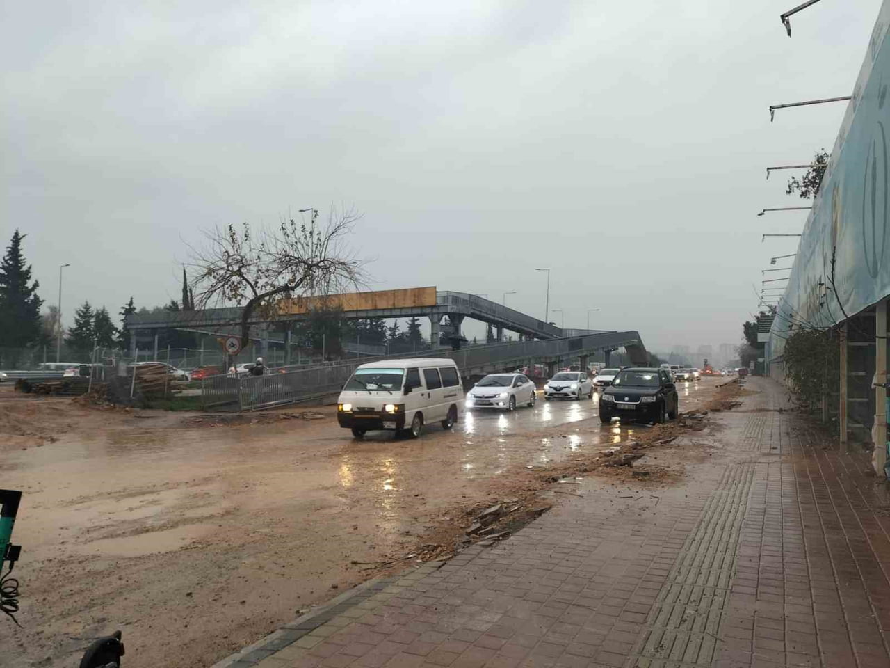 ANTALYA’DA SABAH SAATLERİNDE BAŞLAYAN ŞİDDETLİ YAĞIŞ VE RÜZGAR ZAMAN ZAMAN OLUMSUZLUKLARIN...