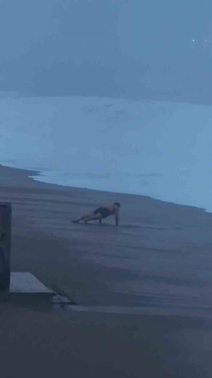 ANTALYA’DA ŞİDDETLİ RÜZGAR NEDENİYLE OLUŞAN DEV DALGALAR SAHİLİ DÖVERKEN, BİR VATANDAŞ DALGALARIN...