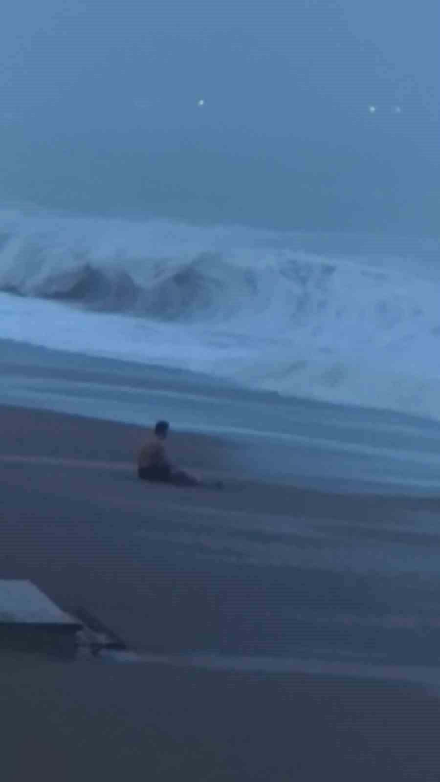 ANTALYA’DA ŞİDDETLİ RÜZGAR NEDENİYLE OLUŞAN DEV DALGALAR SAHİLİ DÖVERKEN, BİR VATANDAŞ DALGALARIN...