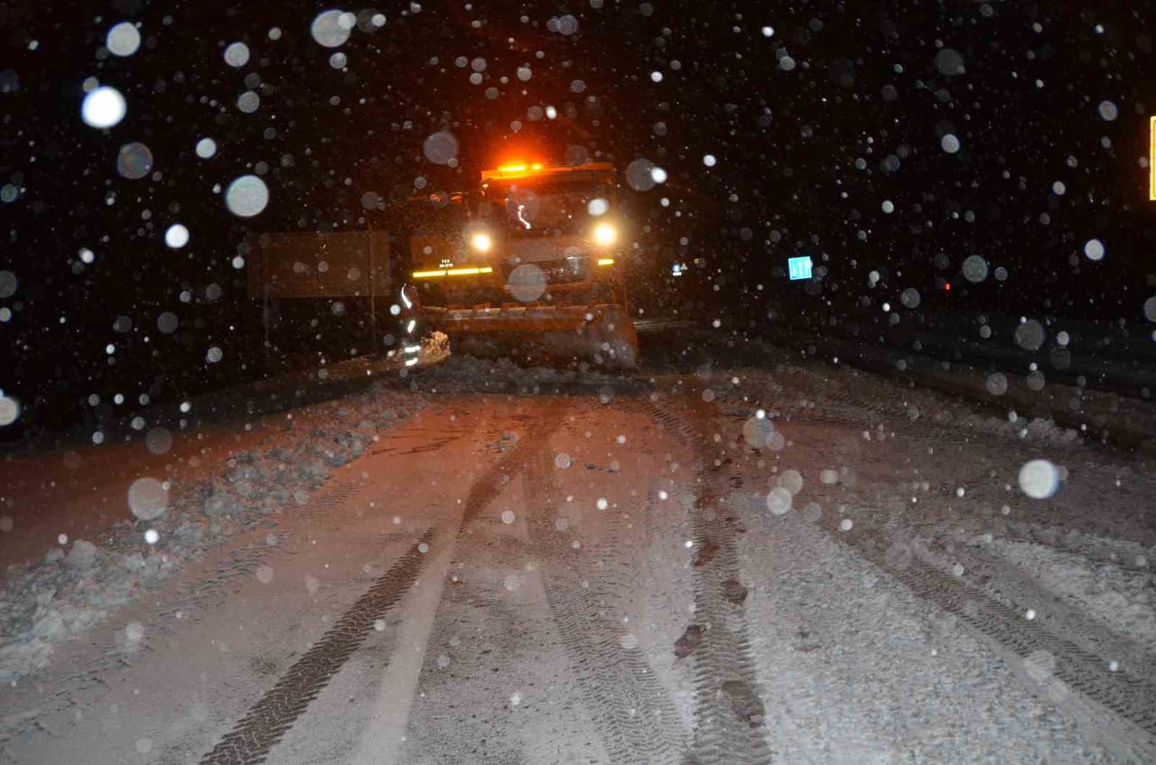 ANTALYA’DA YAĞMUR ETKİSİNİ SÜRDÜRÜRKEN, KENTİN YÜKSEK KESİMLERİNDE İSE ARALIKLARLA KAR YAĞIŞI...
