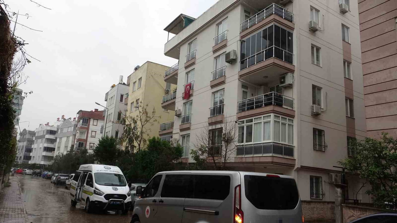 ANTALYA’DA YAKINLARININ BİR SÜREDİR ULAŞAMADIĞI YAŞLI KADIN EVİNDE ÖLÜ OLARAK BULUNDU.