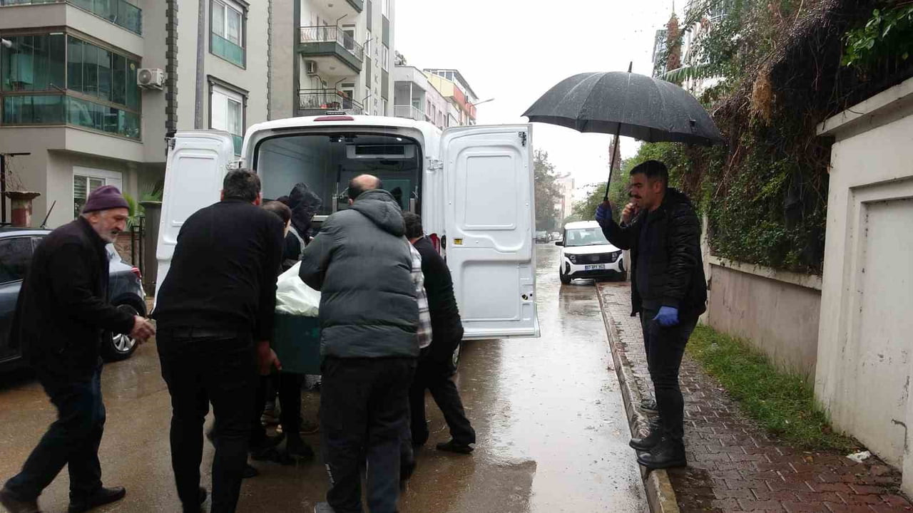 ANTALYA’DA YAKINLARININ BİR SÜREDİR ULAŞAMADIĞI YAŞLI KADIN EVİNDE ÖLÜ OLARAK BULUNDU.