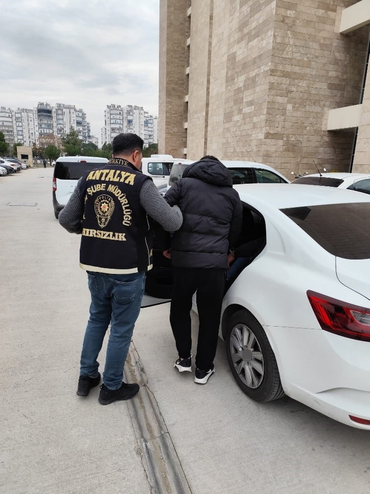 ANTALYA İL EMNİYET MÜDÜRLÜĞÜ’NÜN ASAYİŞ DENETİMLERİ KAPSAMINDA 2 HAFTADA 2 BİN 991 KİŞİ...
