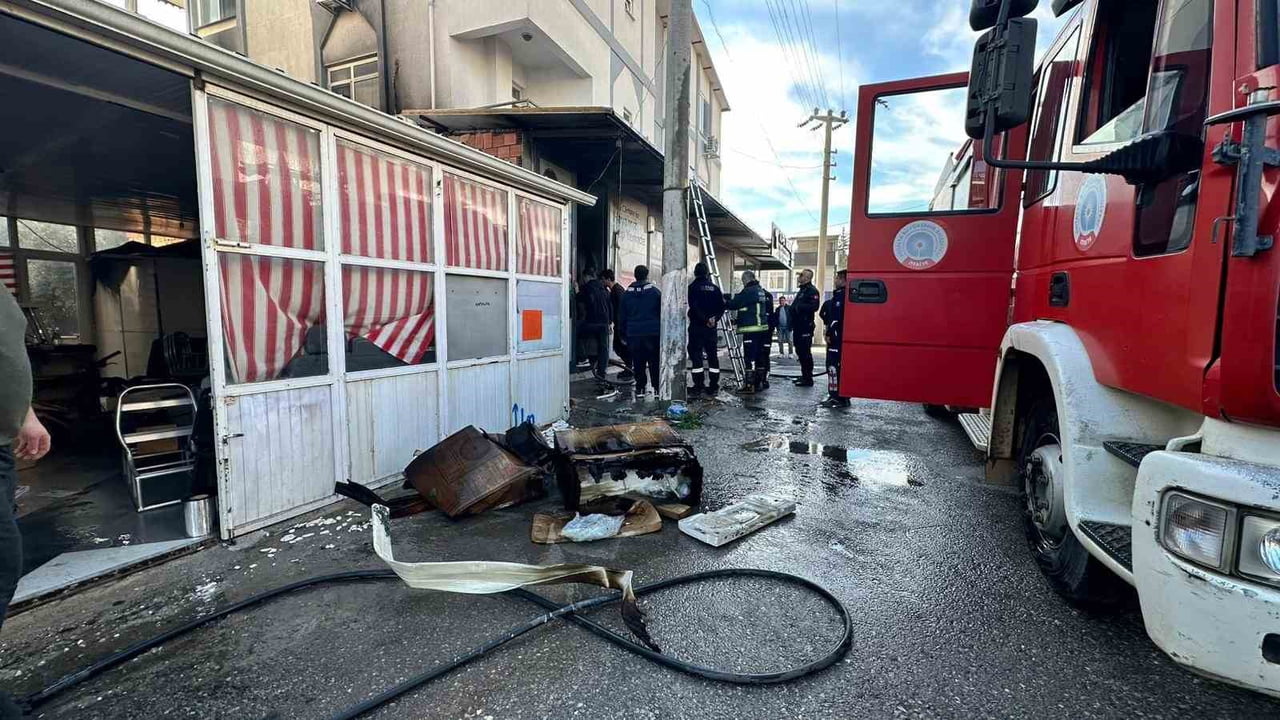 ANTALYA’NIN AKSU İLÇESİNDE BİR İŞ YERİNDE ÇIKAN YANGIN KORKUTTU.