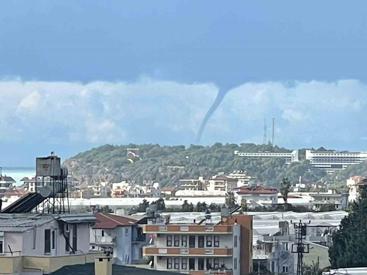 ANTALYA’NIN ALANYA İLÇESİ AÇIKLARINDA, DÜN SABAH SAATLERİNDE DENİZDE ÇIKAN HORTUM KORKUTTU....