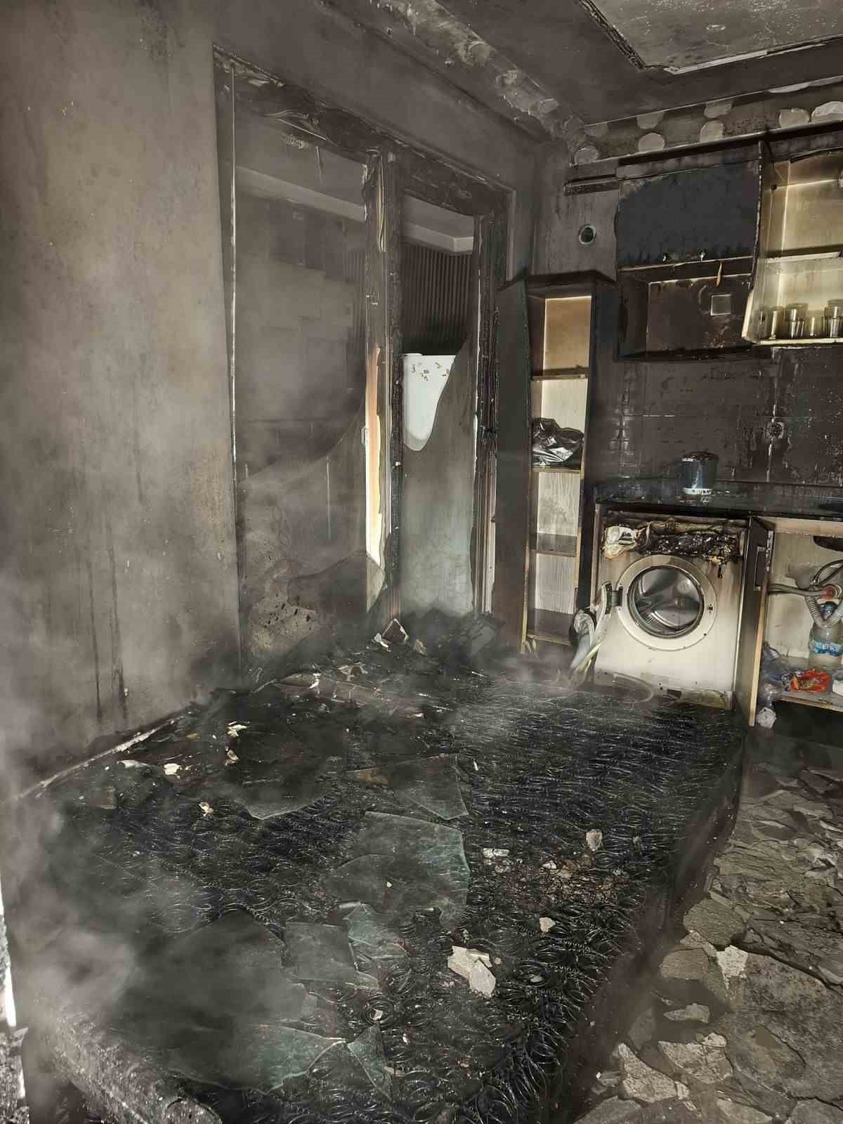 ANTALYA’NIN ALANYA İLÇESİNDE BİR APARTMAN DAİRESİNDE ÇIKAN YANGIN PANİĞE NEDEN OLDU. YANGIN...