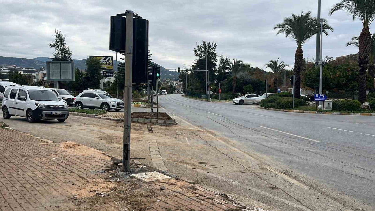 ANTALYA’NIN ALANYA İLÇESİNDE KAMYON İLE MOTOSİKLETİN ÇARPIŞMASI SONUCU MEYDANA GELEN TRAFİK...