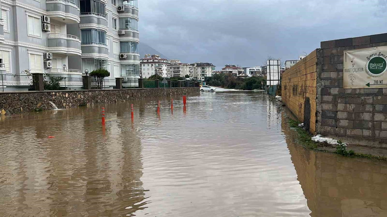 ANTALYA’NIN ALANYA İLÇESİNDE ÖĞLE SAATLERİNDEN İTİBAREN ETKİLİ OLAN SAĞANAK YAĞIŞ VE DOLU, GÜNLÜK...