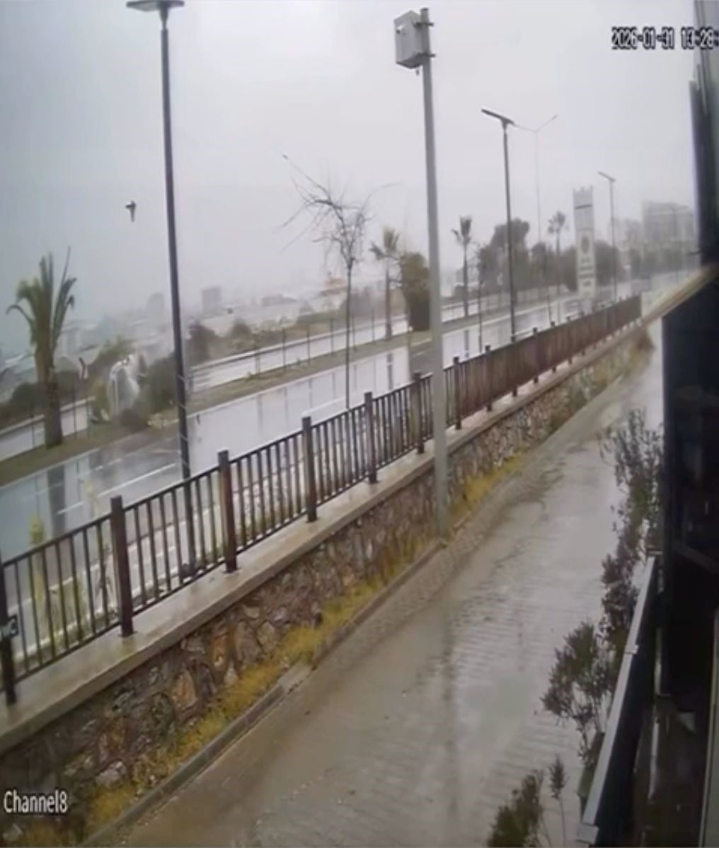 ANTALYA’NIN ALANYA İLÇESİNDE YAĞIŞ NEDENİYLE BİR OTOMOBİL KAYGANLAŞAN YOLDA ÖNCE KALDIRIMA...