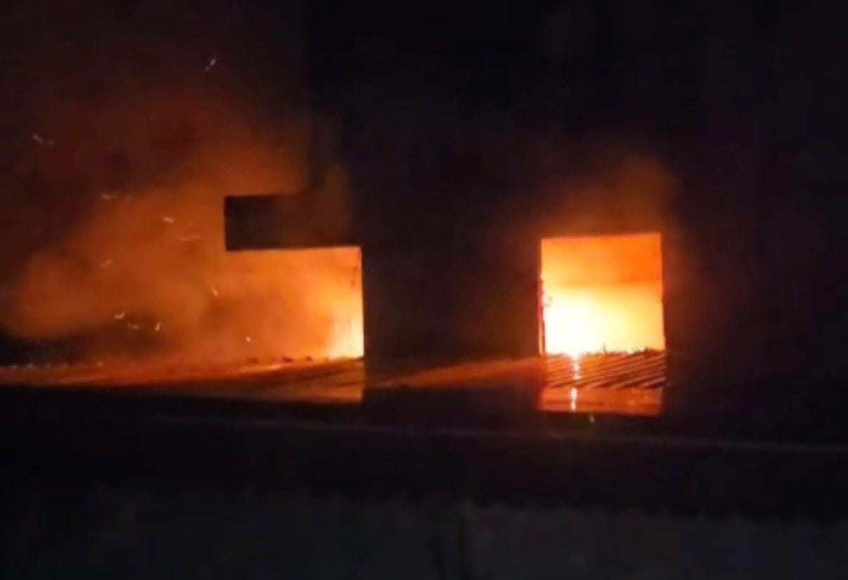 ANTALYA’NIN GAZİPAŞA İLÇESİNDE MAHALLE KONAĞINDA ÇIKAN YANGIN, İTFAİYE EKİPLERİNİN MÜDAHALESİYLE...