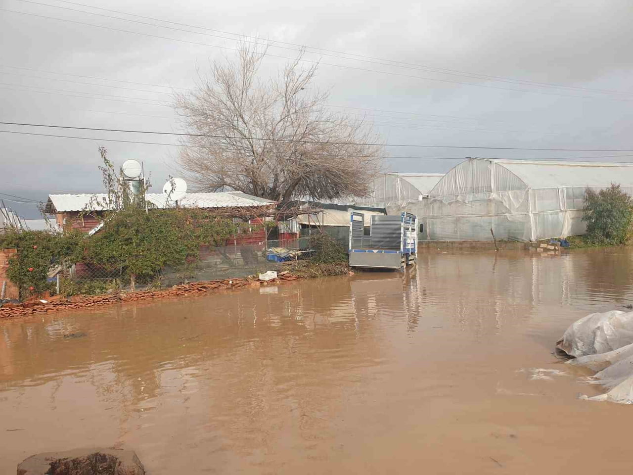 ANTALYA’NIN KUMLUCA İLÇESİNDE ETKİLİ OLAN YOĞUN YAĞIŞIN ARDINDAN TARIM ALANLARINDA BÜYÜK ZARAR...