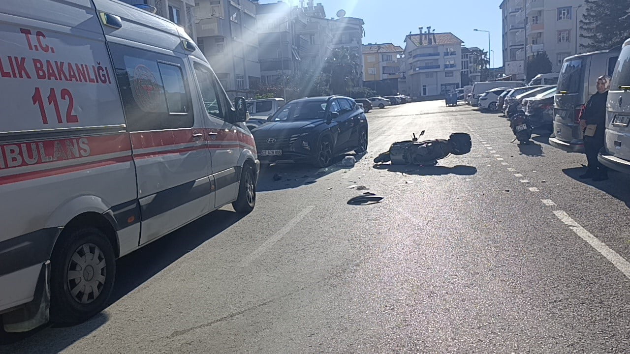 ANTALYA’NIN MANAVGAT İLÇESİNDE AŞIRI HIZ VE DİKKATSİZLİK SONUCU DEVRİLEREK SÜRÜKLENEN MOTOSİKLETLİ...