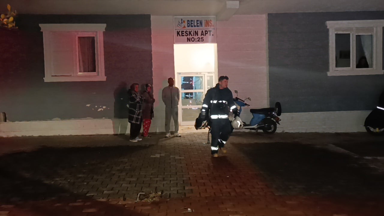 ANTALYA’NIN MANAVGAT İLÇESİNDE BİNANIN BACASINDAN ÇIKAN KIVILCIMLARI GÖREN VATANDAŞLAR YANGIN...