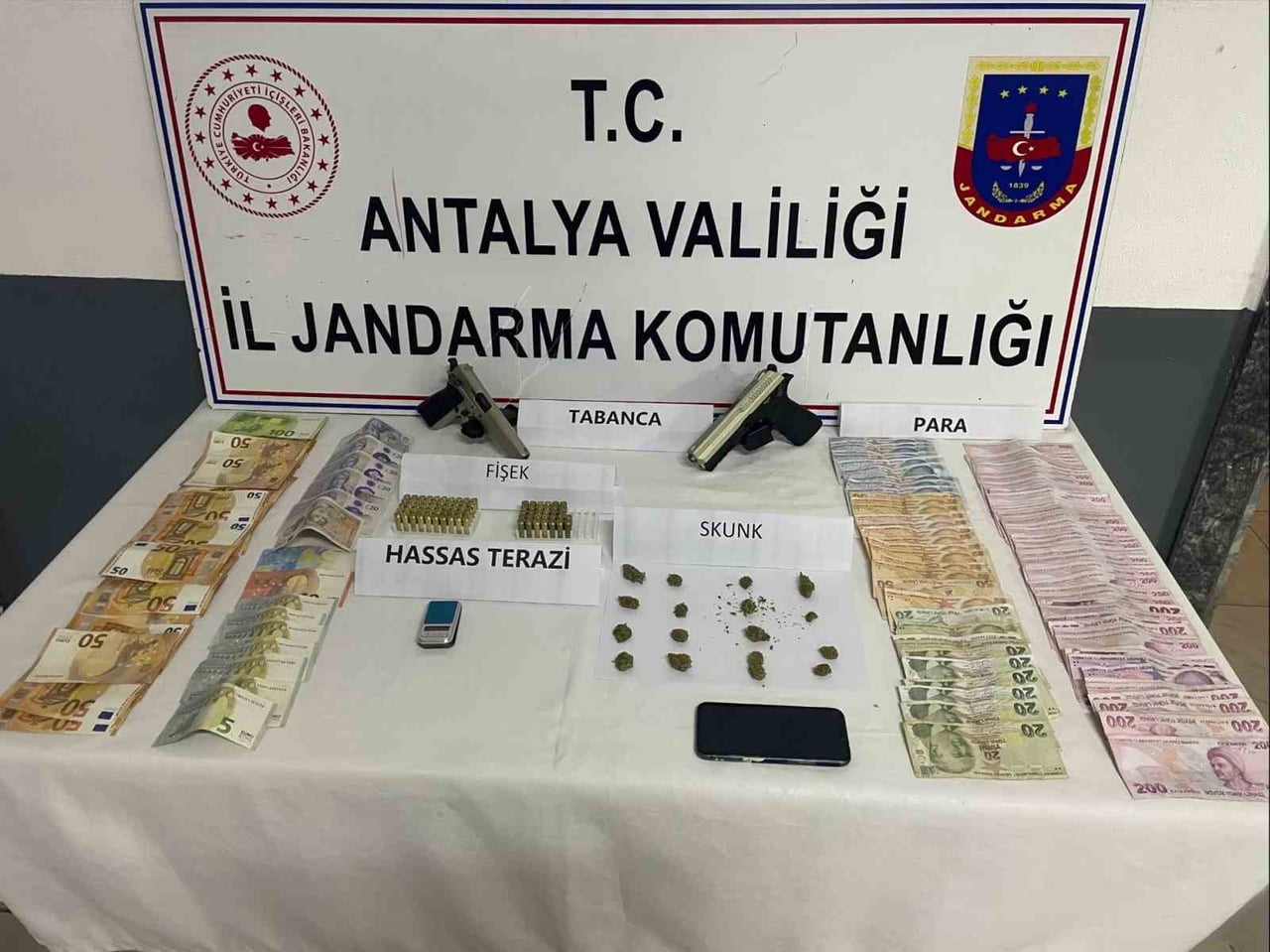 ANTALYA’NIN MANAVGAT İLÇESİNDE DÜZENLENEN UYUŞTURUCU OPERASYONUNDA ÇEŞİTLİ UYUŞTURUCU MADDELER...