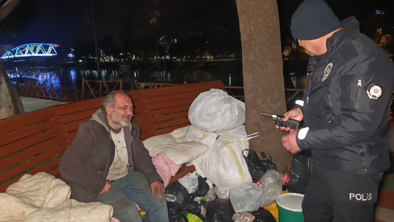 ANTALYA’NIN MANAVGAT İLÇESİNDE IRMAK KENARINDA BULUNAN BİR BANKTA YAŞAMINI SÜRDÜREN VATANDAŞ İÇİN...