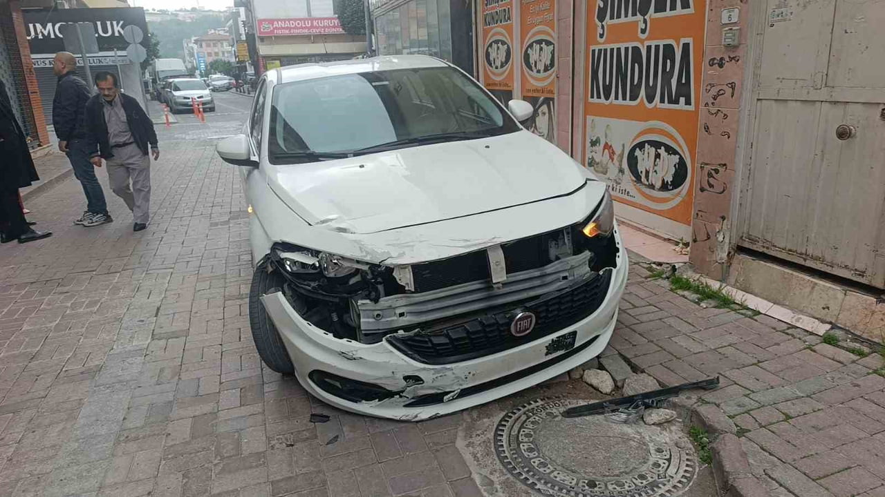 ANTALYA’NIN MANAVGAT İLÇESİNDE OTOMOBİL İLE MOTOSİKLETİN ÇARPIŞMASI SONUCU MEYDANA GELEN KAZADA...
