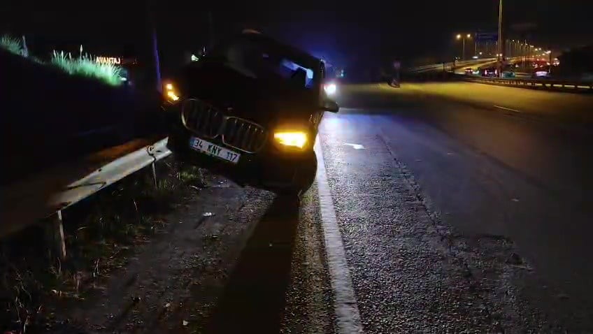 ANTALYA’NIN MANAVGAT İLÇESİNDE SÜRÜCÜSÜNÜN DİREKSİYON HAKİMİYETİNİ KAYBETTİĞİ LÜKS OTOMOBİL YOL...