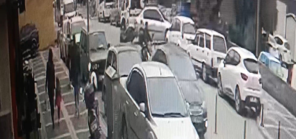 ANTALYA’NIN MANAVGAT İLÇSEİ ŞELALE CADDESİ’NDE OTOMOBİLİN OTOPARKA DÖNÜŞ YAPTIĞI SIRADA...