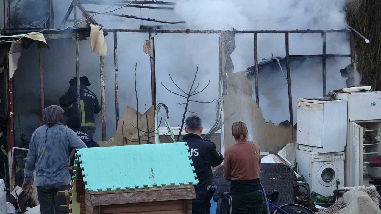 ANTALYA’NIN MURATPAŞA İLÇESİNDE BOŞ ARAZİDE BULUNAN BİR KONTEYNER EVDE ÇIKAN YANGIN KISA SÜREDE...