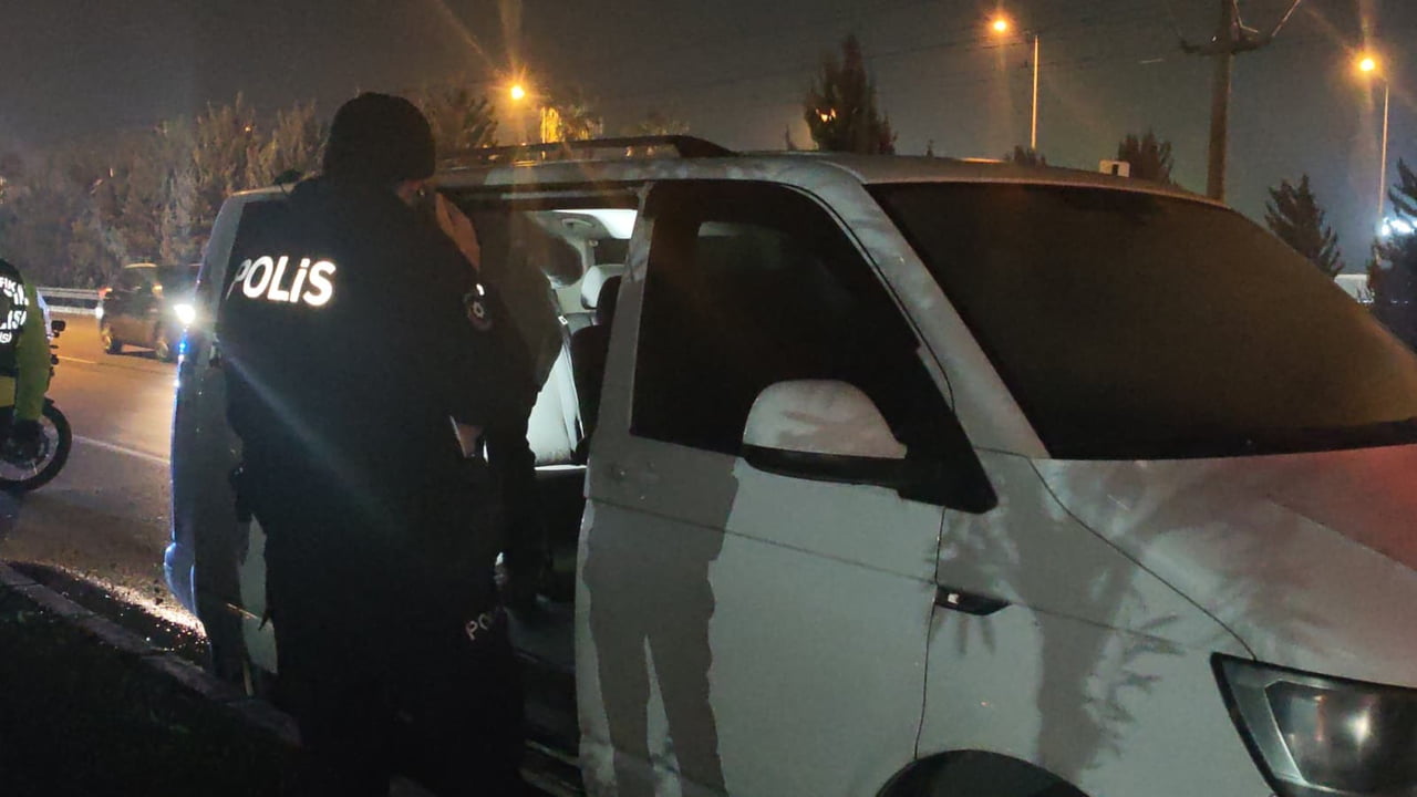 ANTALYA’NIN SERİK CADDESİNDE BİR KİŞİ, SAATLERDİR PARK HALİNDE OLAN OTOMOBİLİNİN İÇİNDE ÖLÜ...