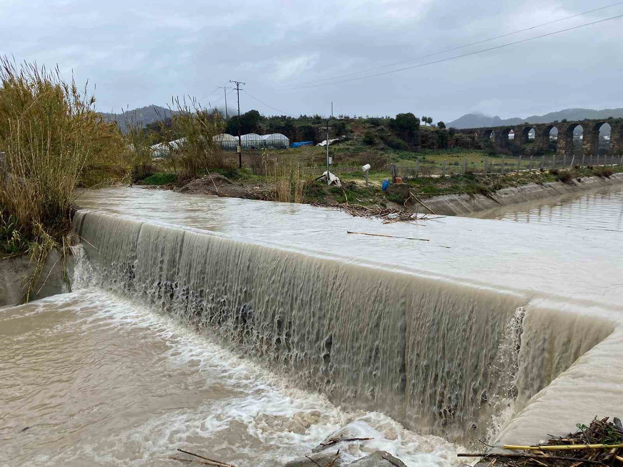 ANTALYA’NIN SERİK İLÇESİNDE ETKİLİ OLAN SAĞANAK YAĞIŞ, KÖPRÜÇAYI IRMAĞI’NIN DEBİSİNİN YÜKSELMESİNE...