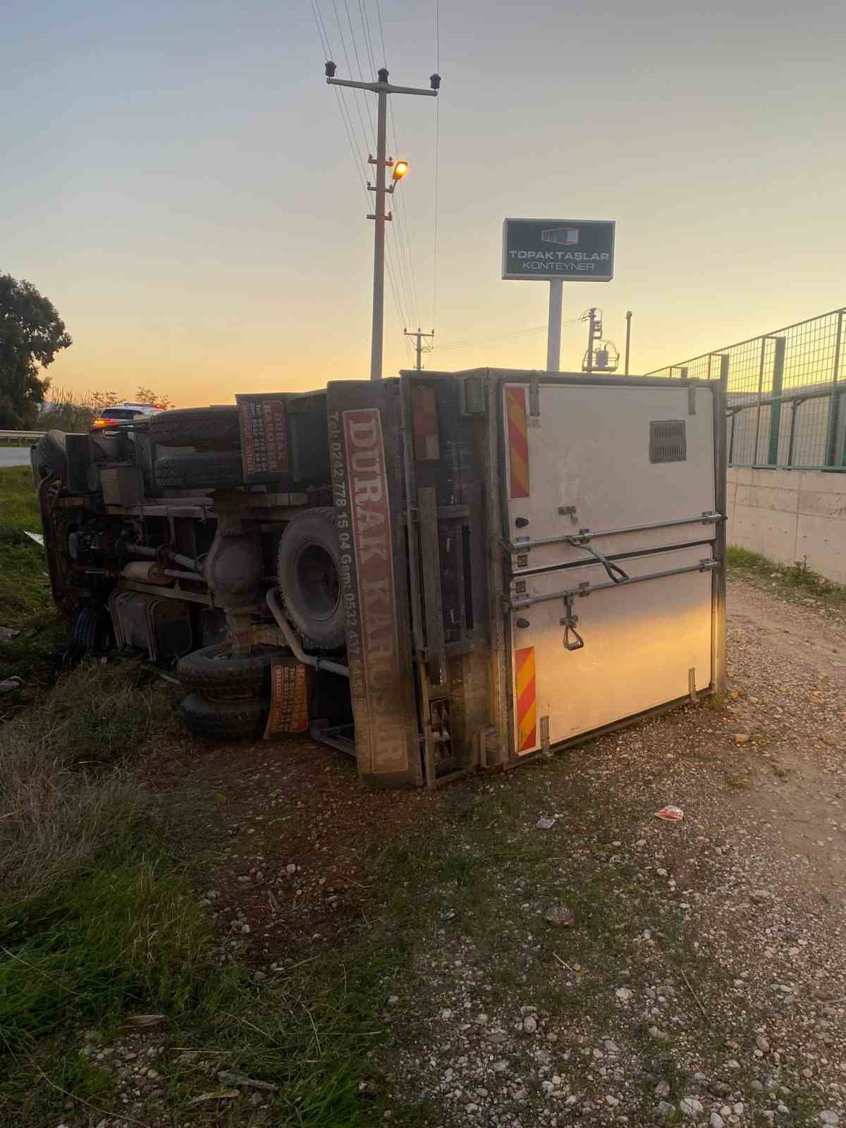 ANTALYA’NIN SERİK İLÇESİNDE KONTROLDEN ÇIKAN KAMYONETİN ŞARAMPOLE DEVRİLMESİ SONUCU SÜRÜCÜ ARACIN...