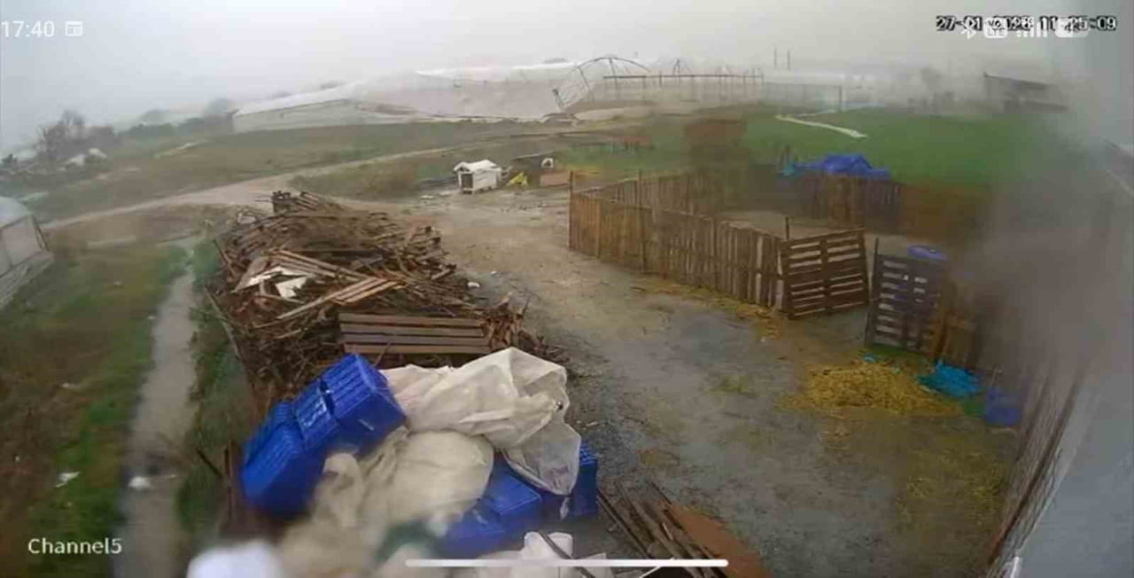 ANTALYA’NIN SERİK İLÇESİNDE MEYDANA GELEN HORTUMUN VURDUĞU SERAYI SANİYELER İÇİNDE PARÇALADIĞI...