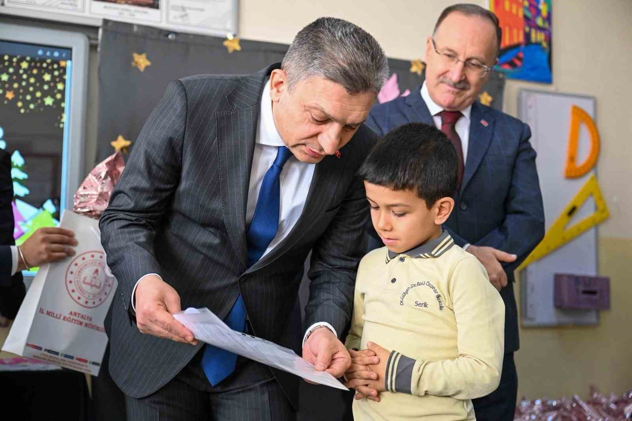 ANTALYA VALİSİ HULUSİ ŞAHİN, DR. GÜLŞEN-DR. BAKİ ÖZPINAR İLKÖĞRETİM OKULU’NDA DÜZENLENEN 2025-2026...