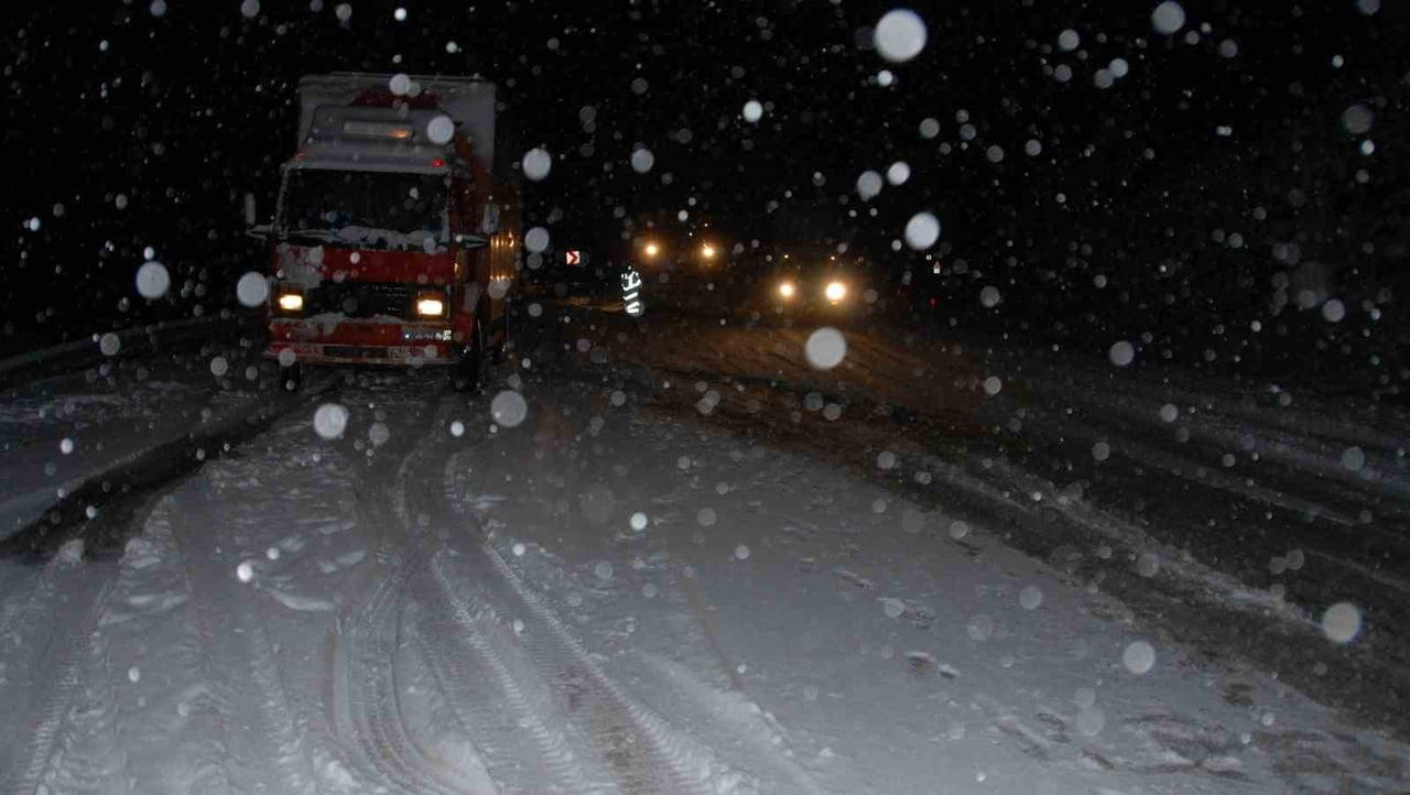 ANTALYA’YI KONYA’YA BAĞLAYAN AKSEKİ–SEYDİŞEHİR KARAYOLUNDA DÜN BAŞLAYAN YAĞIŞ, ÖĞLE SAATLERİNDE...