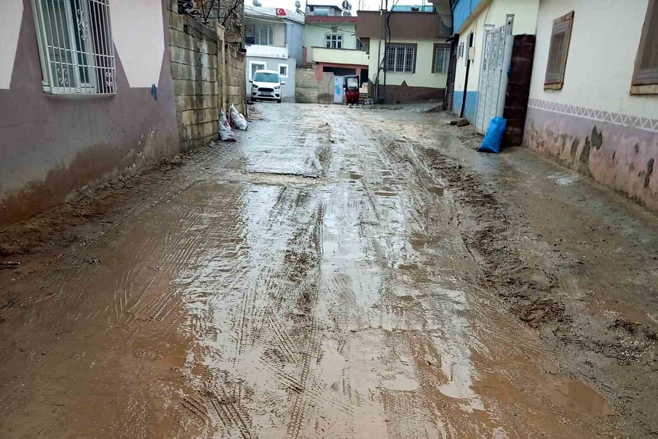 ARABAN'DA VATANDAŞLARIN ÇAMUR ÇİLESİ