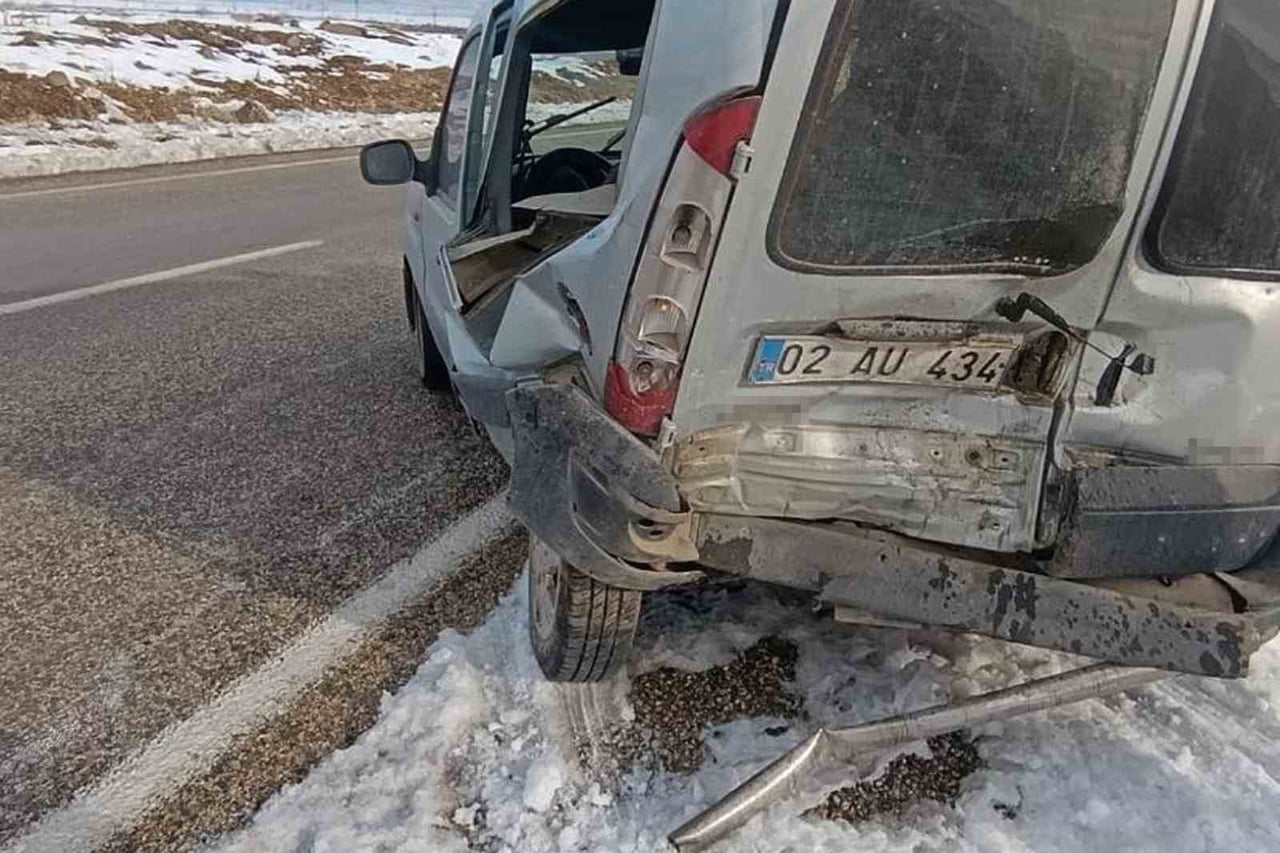 ARABAN İLÇESİNDE OTOMOBİL İLE KAMYONETİN ÇARPIŞTIĞI KAZADA 2 KİŞİ YARALANDI.