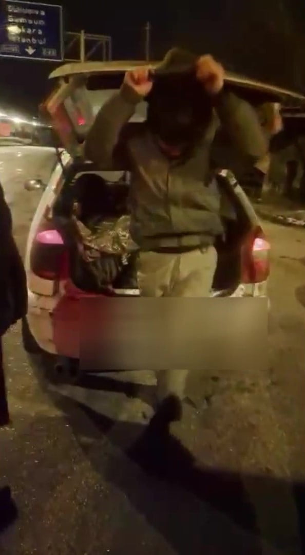 ARACIN ARKA KOLTUK VE BAGAJ KISMINDA ÜZERİ ÖRTÜLÜ YATAR VAZİYETTE YURDA KAÇAK YOLLARDAN GİRDİĞİ...