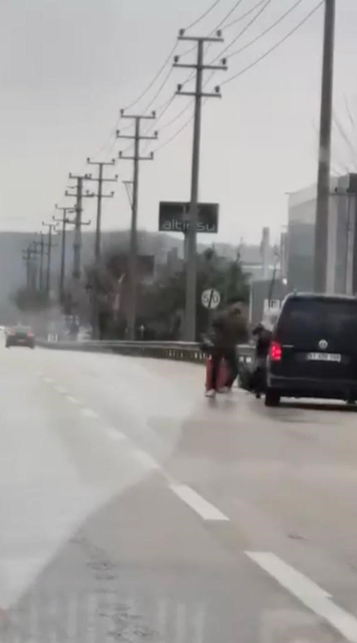 ARAÇTAN İNEN SÜRÜCÜ, MOTOKURYEYİ DARP EDERKEN, KADINLAR OLAYI AYIRMAK İÇİN VAR GÜCÜYLE ÇABALADI....