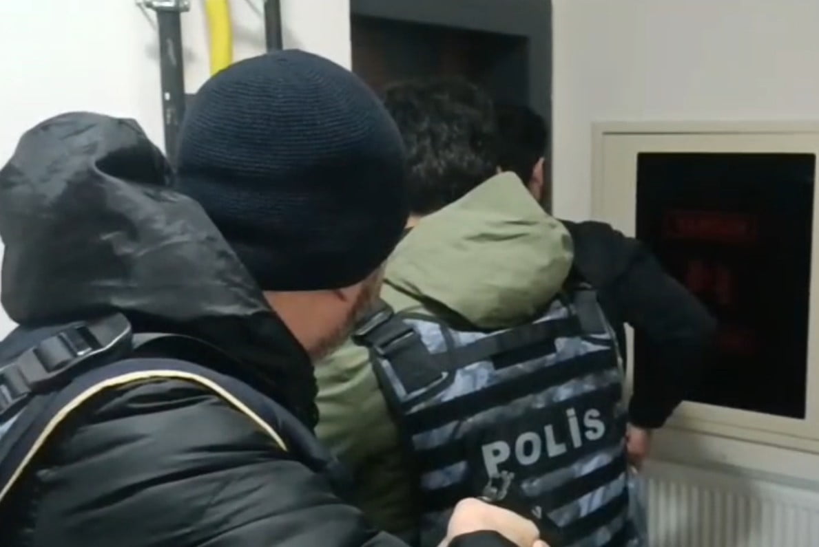 ARAMALARDA ÇOK SAYIDA DİJİTAL MATERYAL, POS CİHAZI, NAKİT PARA VE ALTIN ELE GEÇİRİLDİ.