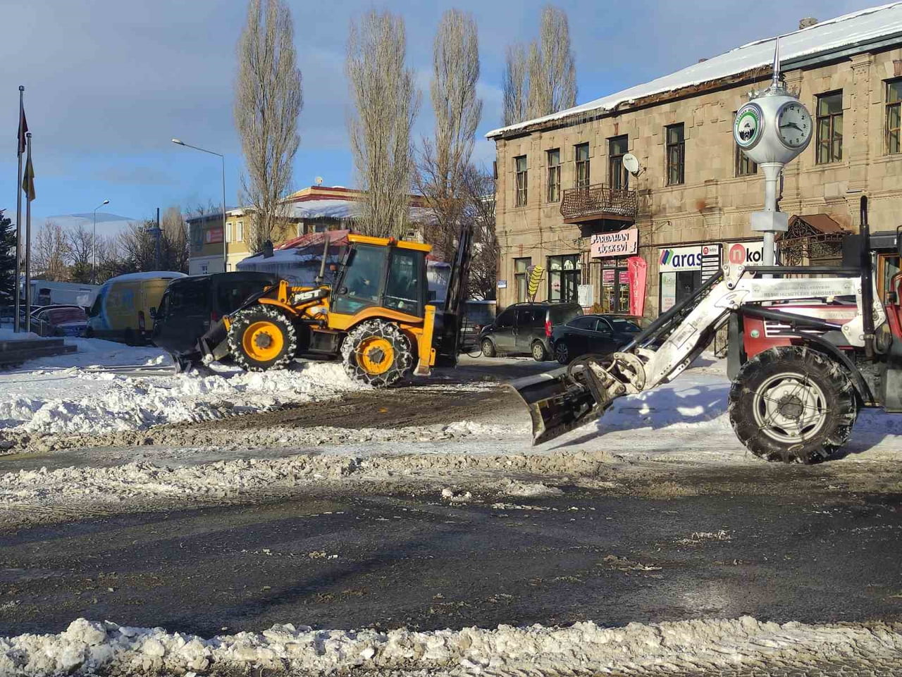 ARDAHAN'DA 3 GÜN SÜREN YOĞUN KAR YAĞIŞI NEDENİYLE TRAFİKTE AKSAMALAR YAŞANIRKEN, BELEDİYE...