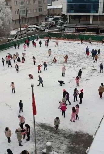 ARDAHAN'DA TAŞIMALI EĞİTİME KAR ENGELİ. (OLGUN YILDIZ/ARDAHAN-İHA)