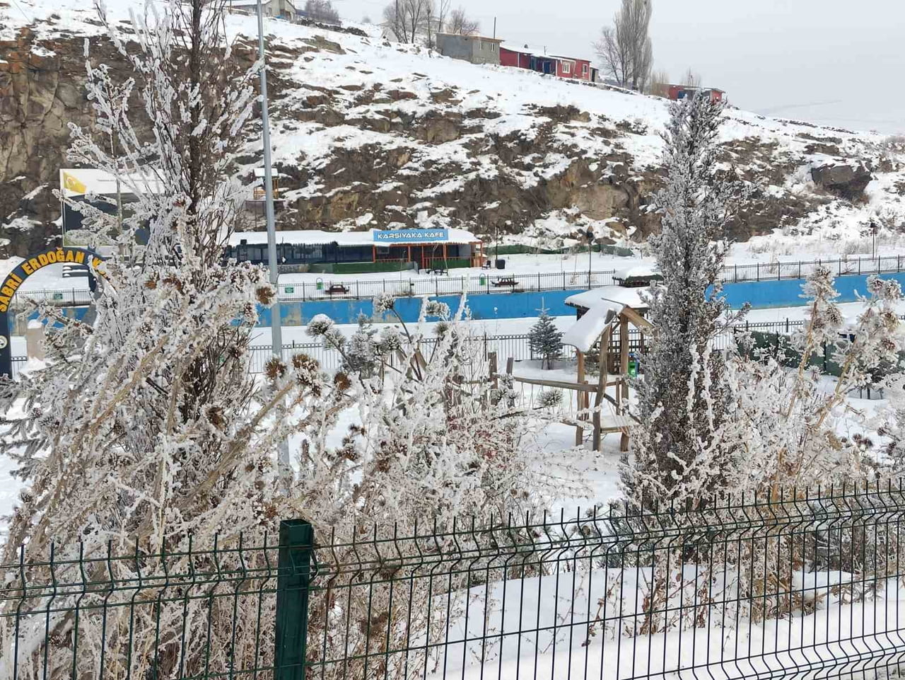 ARDAHAN'IN GÖLE İLÇESİNDE ETKİLİ OLAN DONDURUCU HAVA HAYATI OLUMSUZ ETKİLİYOR.