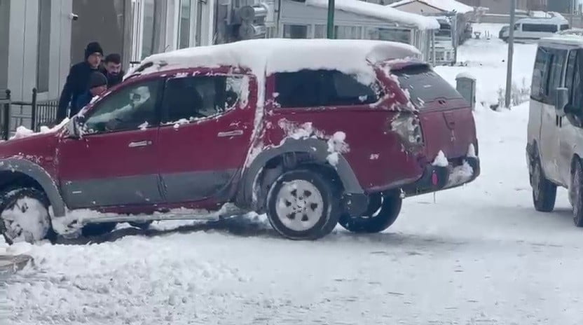 ARDAHAN ÇILDIR İLÇESİNDE YAĞAN YOĞUN KAR SONRASI YOLLARDA OLUŞAN BUZLANMA ARAÇLARIN HAREKETLERİNE...