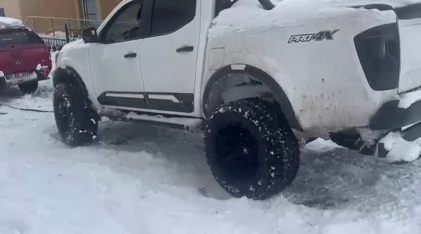 ARDAHAN ÇILDIR İLÇESİNDE YAĞAN YOĞUN KAR SONRASI YOLLARDA OLUŞAN BUZLANMA ARAÇLARIN HAREKETLERİNE...