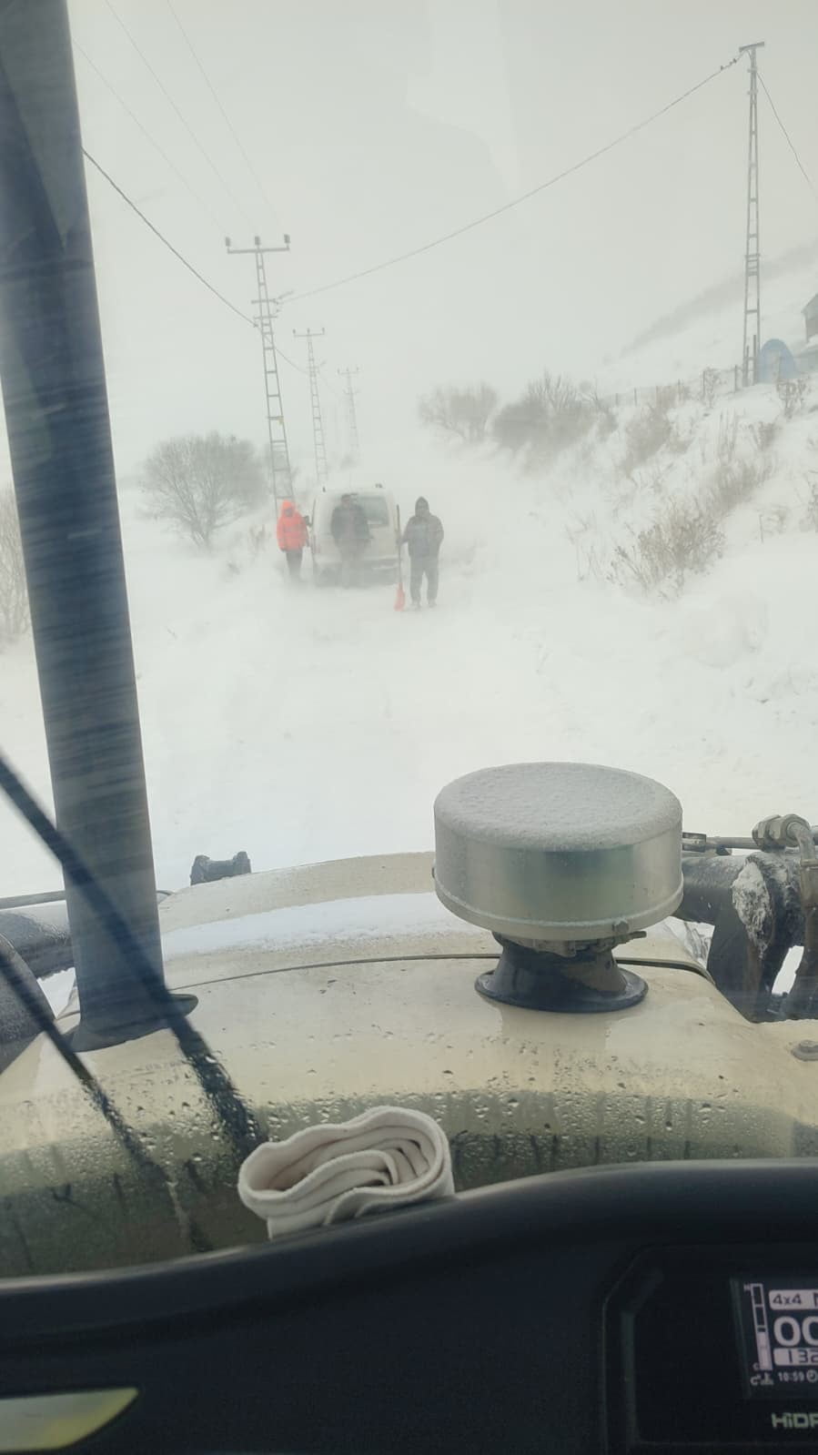 ARDAHAN’DA ETKİLİ OLAN KAR YAĞIŞIYLA BİRLİKTE ETKİLİ OLAN TİPİ NEDENİYLE 35 KÖY YOLU ULAŞIMA...