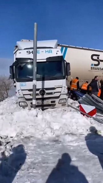 ARDAHAN’I KARADENİZ BÖLGESİ’NE BAĞLAYAN ŞAVŞAT KARAYOLU’NUN SAHARA GEÇİDİ MEVKİİNDE BUZLANMA...